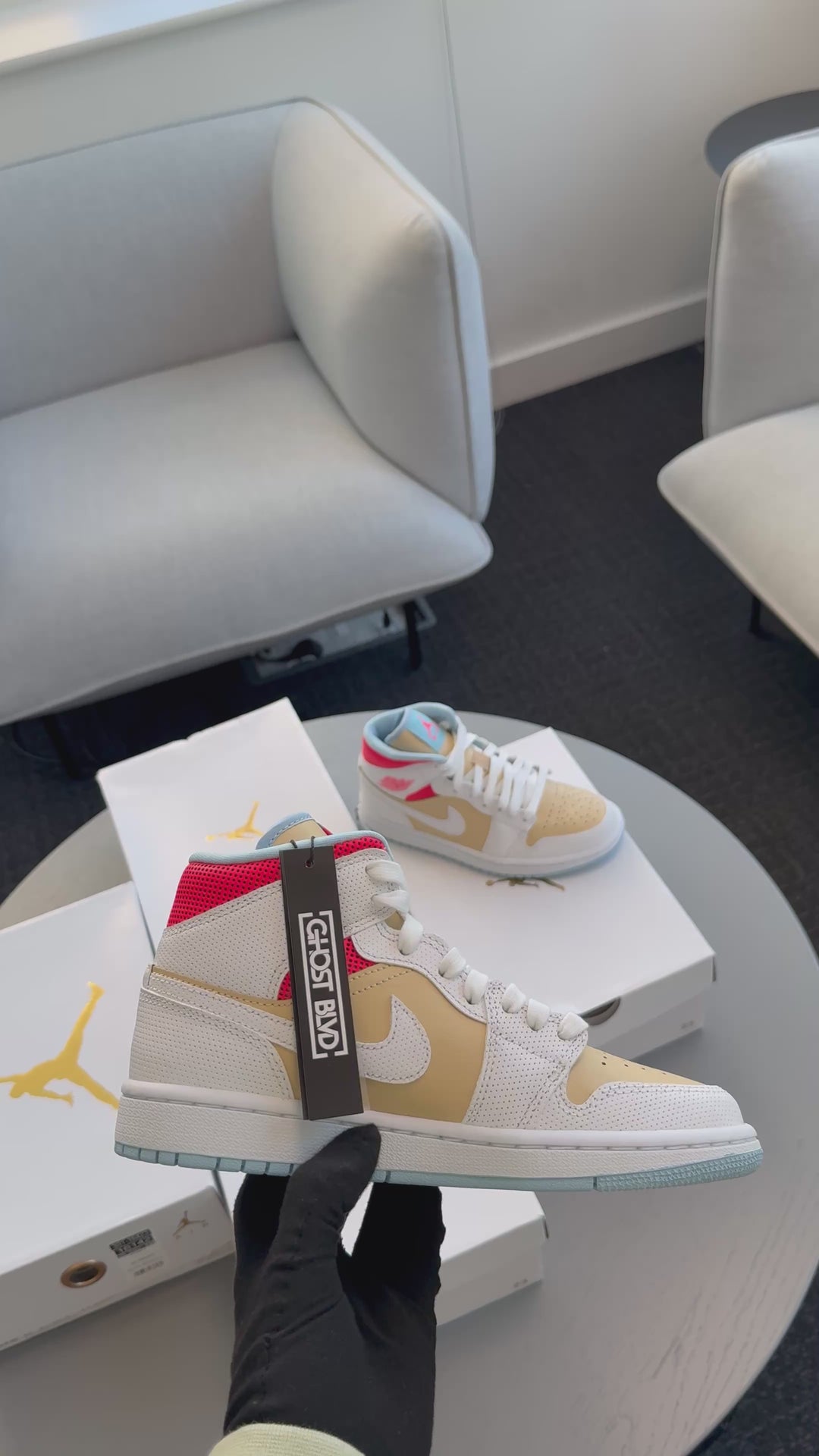 WMNS AIR JORDAN 1 MID SE SESAME